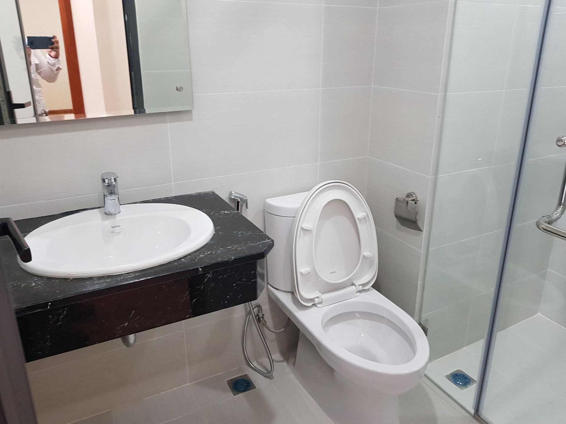 Thiến bị vệ sinh, bàn đá, lavabo, gương, vách kính