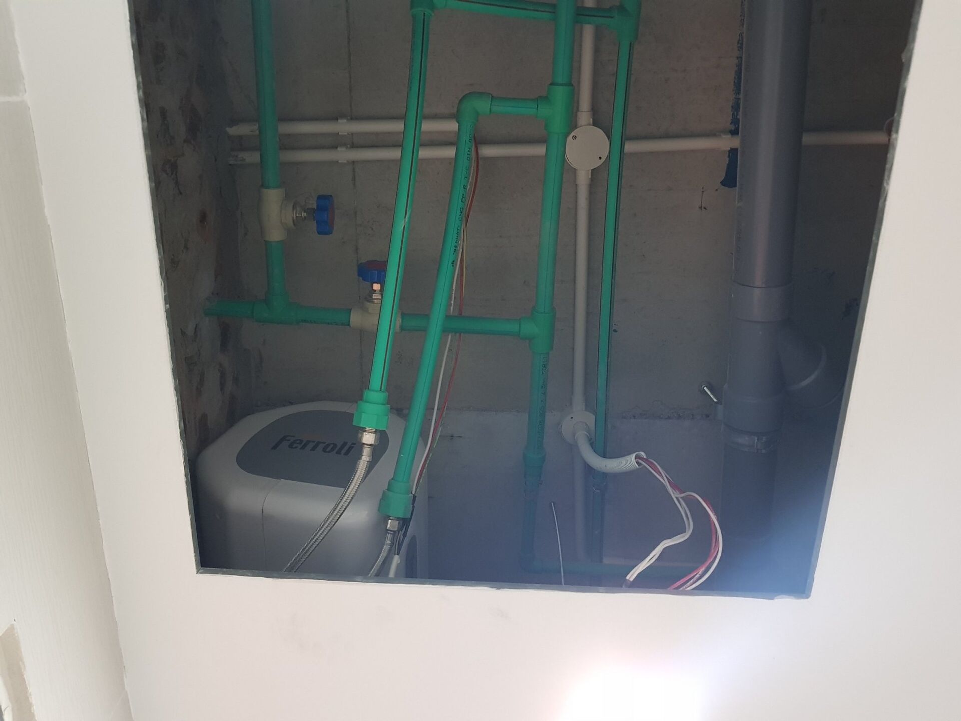 Bình nước nóng Ferroli lắp cho mỗi phòng tắm Epic Home Thái Hà