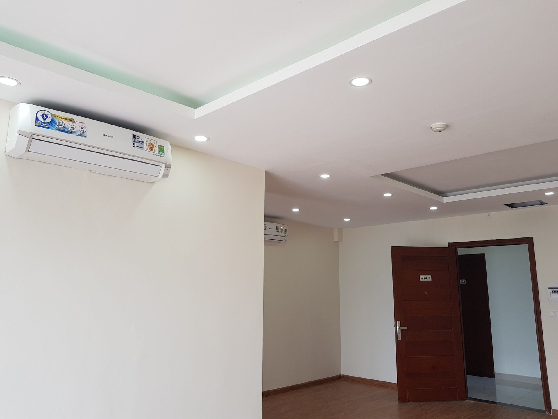 Sàn gỗ, trần thạch cao, đèn lead, hệ thống cửa, điều hòa,...căn hộ Epic Home