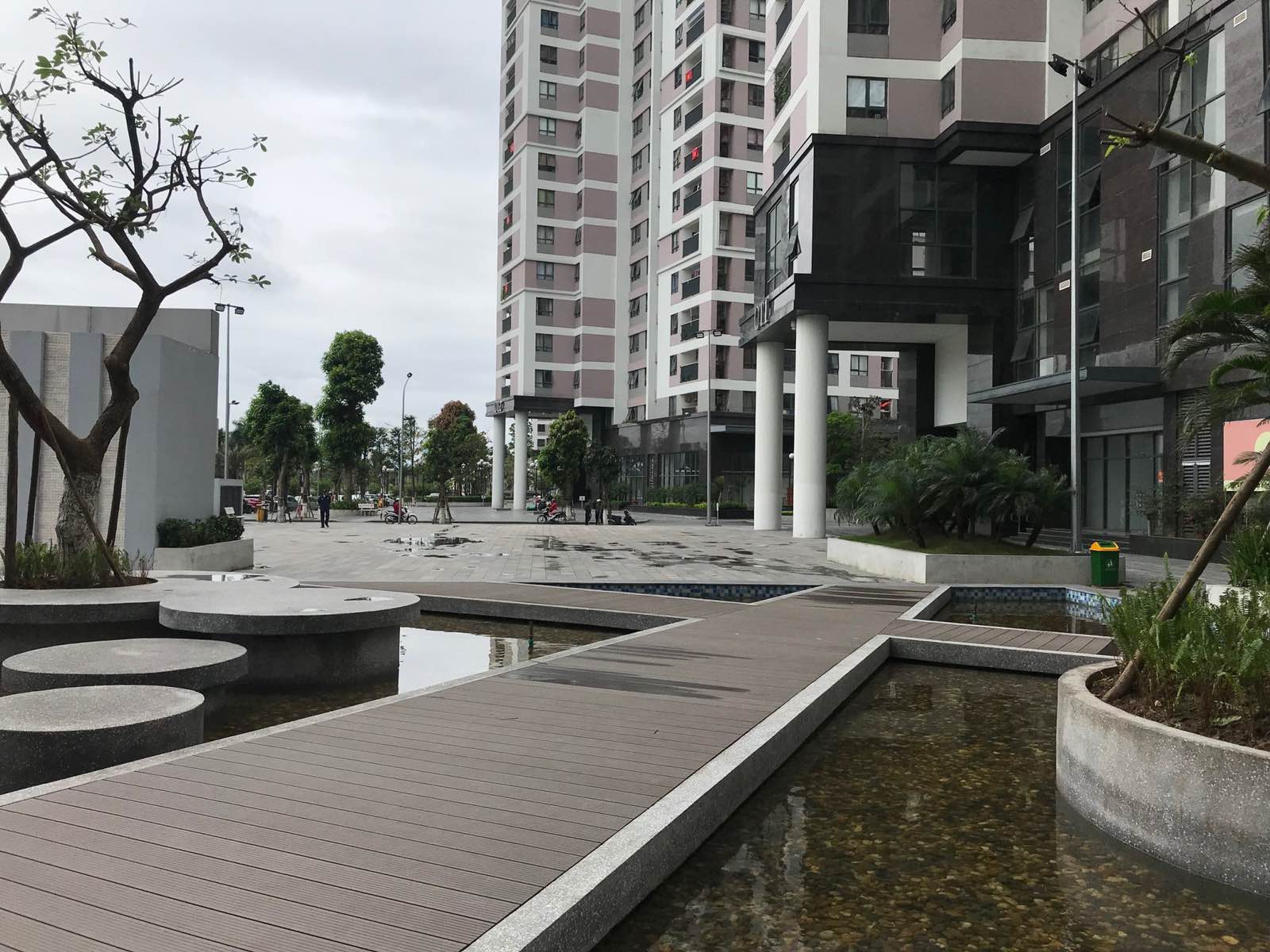Đối với các khách hàng đặt mua căn hộ: 1. CĐT hỗ trợ lãi suất vay vốn 0% trong vòng 12 tháng với giá trị vay tại ngân hàng lên đến 70% giá trị hợp đồng mua bán hoặc nhận ngay chiết khấu 05% giá trị hợp đồng mua bán đối với khách hàng không vay vốn . Giá trị hợp đồng mua bán này sẽ chưa bao gồm thuế GTGT và phí bảo trì. 2. Đối với khách hàng mua căn hộ số 01&08 của tòa CT1&CT2; và căn số 03; 06 của tòa CT1&CT2 thì sẽ được nhận ngay gói nội thất trị giá : 90.000.000 đồng ( Bằng chữ : Chín mươi triệu đồng chẵn). 3. Tặng gói nội thất trị giá : 30.000.000 đồng ( Bằng chữ : Ba mươi triệu đồng chẵn) cho các căn còn lại. 4. Ngoài ra miễn phí 06 tháng phí quản lý dịch vụ được thể hiện trong HĐMB